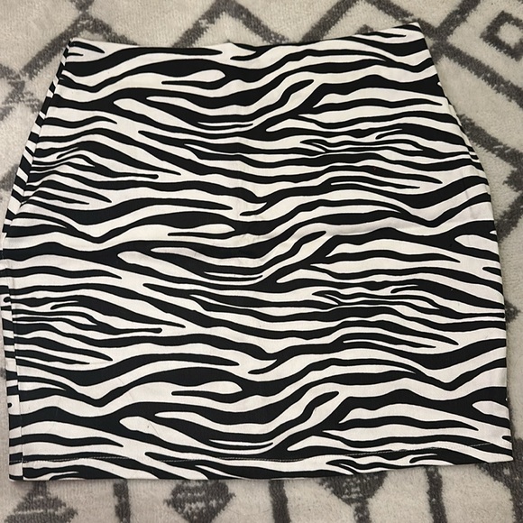 New Superdown Zebra Print Skirt Sz M from Revolve - Picture 5 of 6